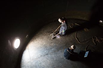 male-two-worker-inspection-scan-tank-rust-thicknes